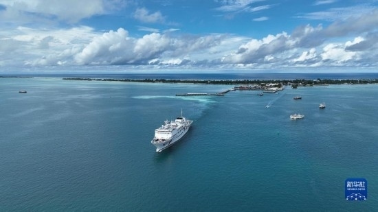 7月22日，中國(guó)海軍“和平方舟”號(hào)醫(yī)院船結(jié)束基里巴斯訪問，駛離塔拉瓦港。新華社發(fā)（桂江波 攝）