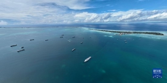 7月22日，中國(guó)海軍“和平方舟”號(hào)醫(yī)院船結(jié)束基里巴斯訪問，駛離塔拉瓦港。新華社發(fā)（桂江波 攝）