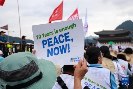 7月22日，在韓國首爾，人們手舉標語參與反戰(zhàn)游行。新華社發(fā)（楊暢 攝）