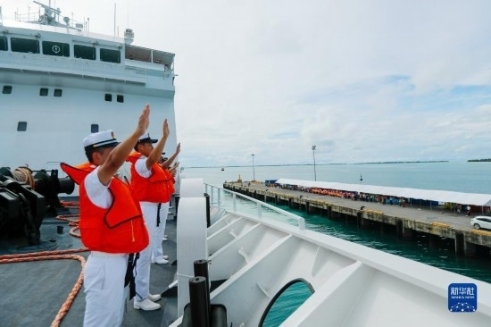 7月22日，中國(guó)海軍“和平方舟”號(hào)醫(yī)院船駛離基里巴斯首都塔拉瓦任務(wù)官兵向送行人群揮手告別。新華社發(fā)（黎宇 攝）