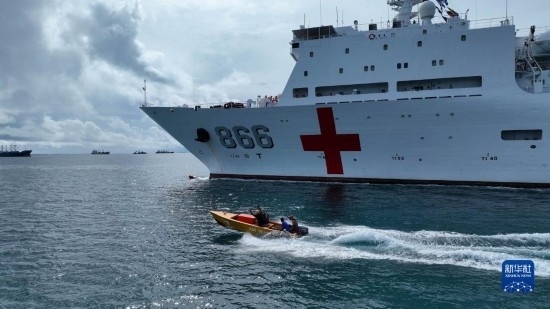 7月22日，中國(guó)海軍“和平方舟”號(hào)醫(yī)院船駛離塔拉瓦港途中，基里巴斯當(dāng)?shù)孛癖婑{船揮手告別。新華社發(fā)（桂江波 攝）