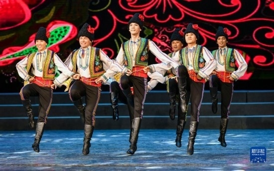 7月21日，哈薩克斯坦薩爾塔納國家舞蹈團的演員在演出。