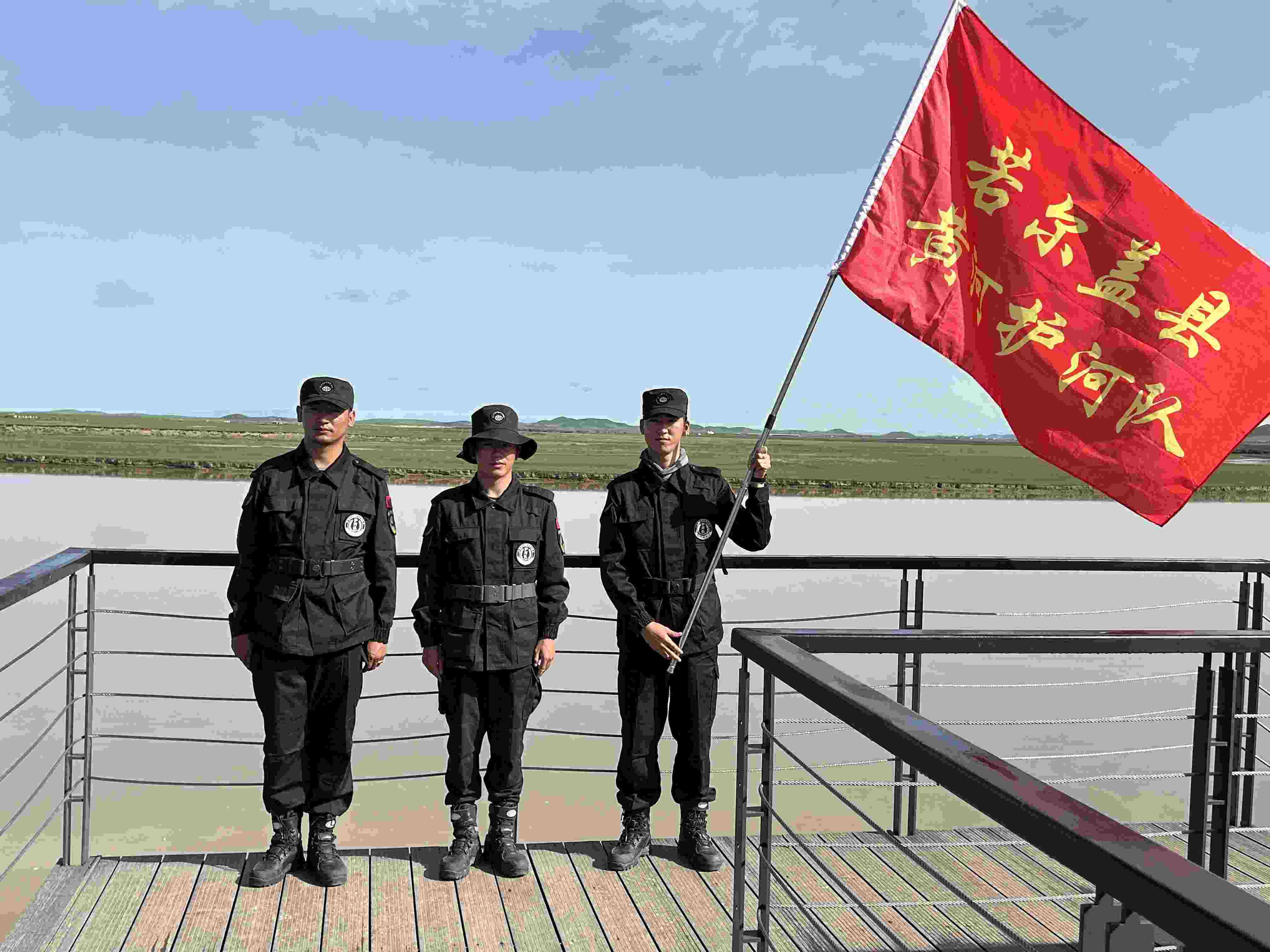 若爾蓋縣黃河護(hù)河隊(duì)。人民網(wǎng) 周靜圓攝