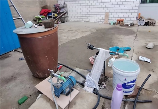 用來(lái)抽水的增壓泵。 人民網(wǎng)記者 金慧慧攝