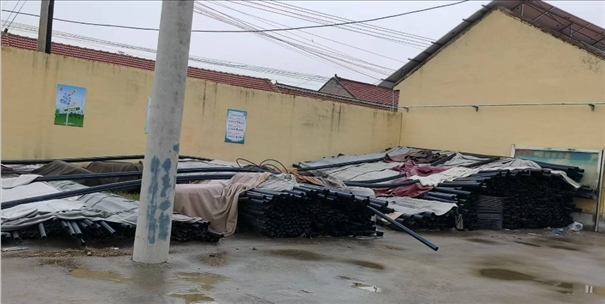 至今仍堆放在村委會(huì)院里的自來(lái)水管道。 人民網(wǎng)記者 金慧慧攝