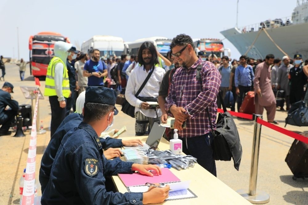 ↑2023年4月28日，從蘇丹撤離的外籍人員準備登艦。新華社發(fā)（李怡諾攝）