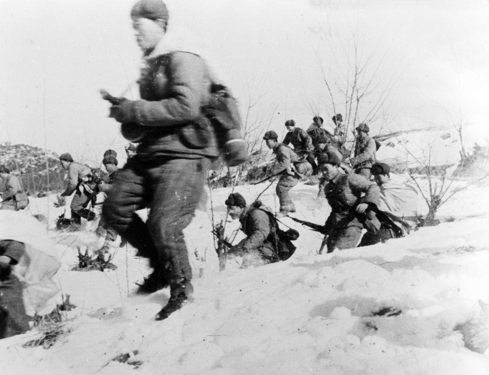 △中國人民志愿軍戰(zhàn)士向美軍進攻的情形（1951年攝）。