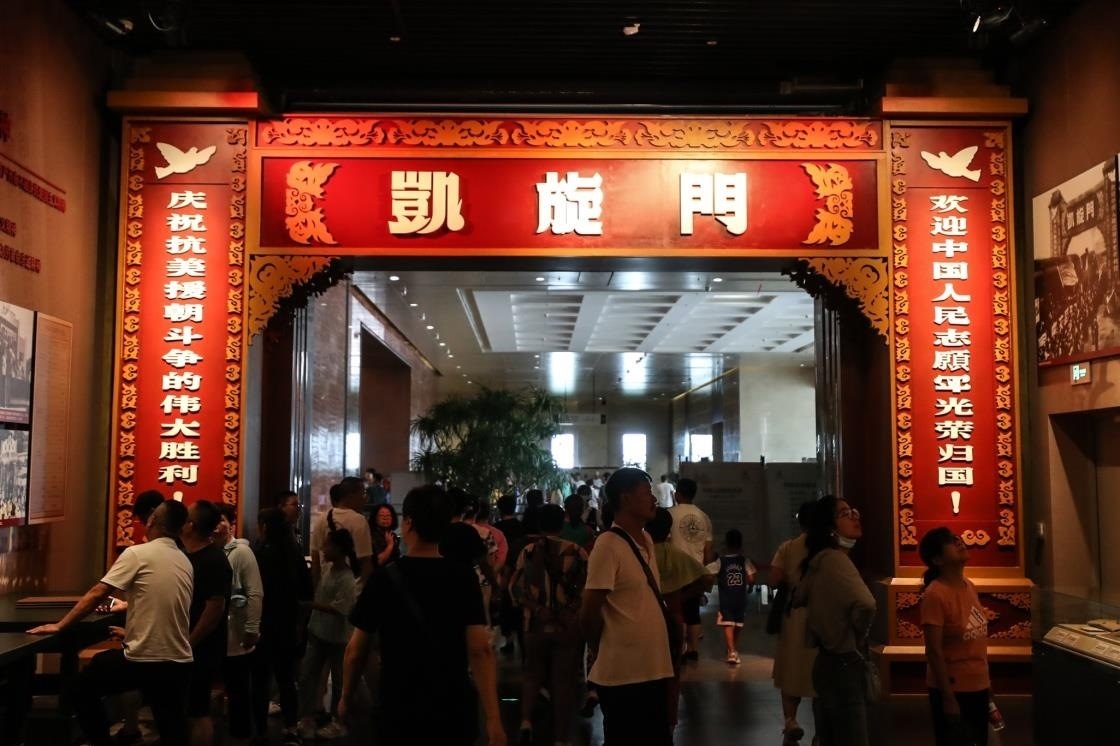 △2023年7月22日，參觀者在位于遼寧丹東的抗美援朝紀念館參觀。