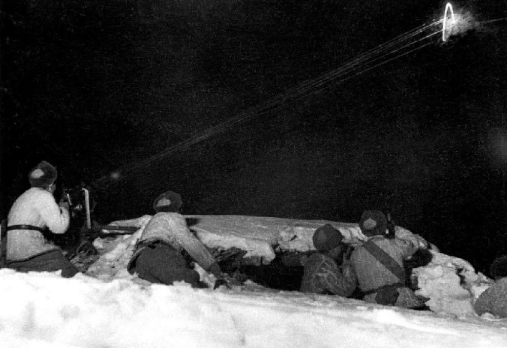  ↑1950年12月，在朝鮮長津湖，中國人民志愿軍第27軍連隊機槍手向美軍陣地射擊。新華社發(fā)（張崇岫 攝）