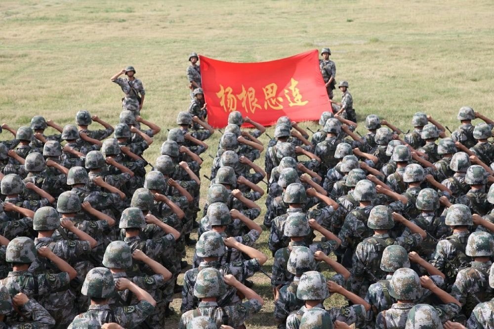 ↑“楊根思連”官兵執(zhí)行任務前向連旗宣誓（資料照片）。新華社發(fā)