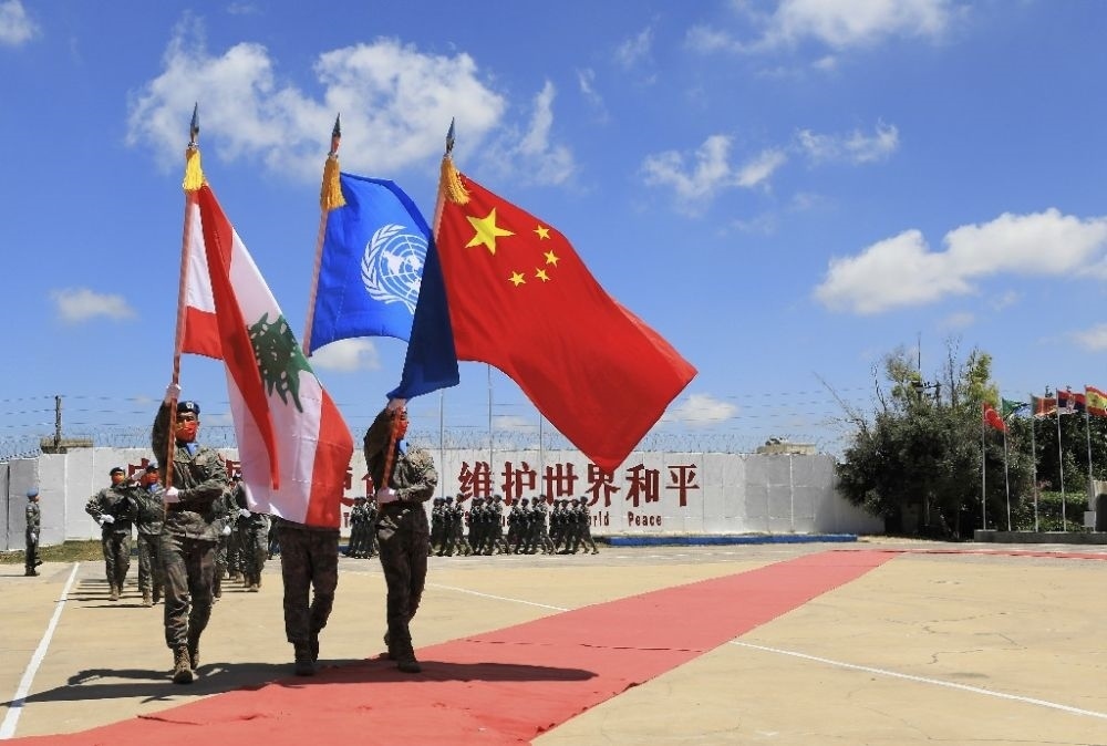 ↑在黎巴嫩南部辛尼亞村的中國維和部隊營區(qū)，中國維和部隊官兵在受勛后通過觀禮臺（2022年7月1日攝）。新華社記者 劉宗亞 攝