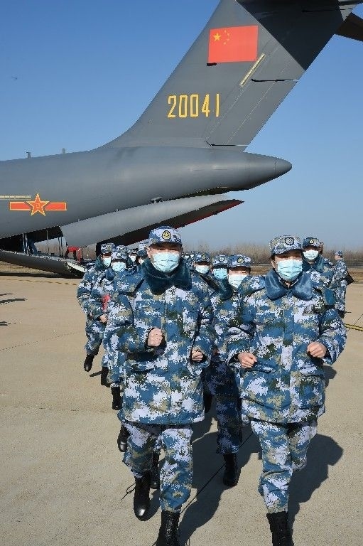 ↑2020年2月17日，一批軍隊支援湖北醫(yī)療隊員抵達武漢天河機場。新華社記者 黎云 攝