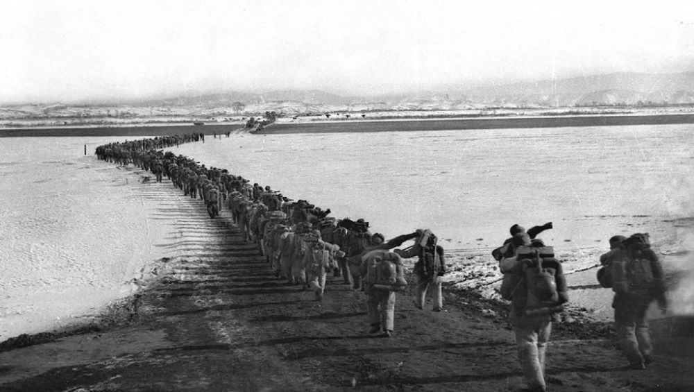 ↑1950年10月19日，中國人民志愿軍雄赳赳、氣昂昂跨過鴨綠江，和朝鮮人民一道共同抗擊侵略者。新華社發(fā)（黎民 攝）