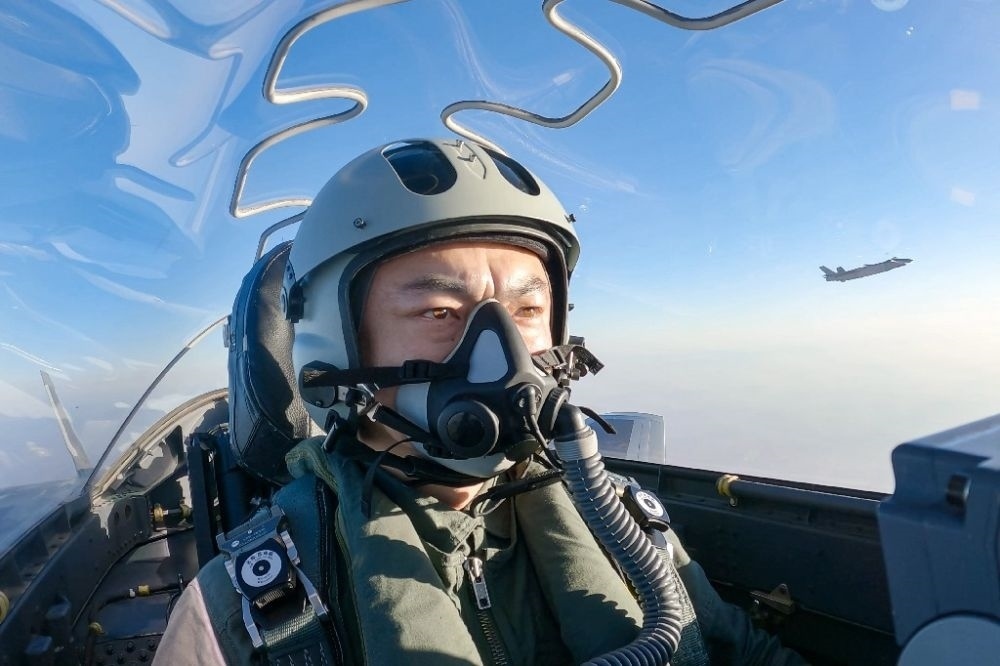 ↑全國人大代表、“強軍先鋒飛行大隊”大隊長高中強進行編隊飛行訓練（2023年2月9日攝）。新華社發(fā)（姜皓元 攝）