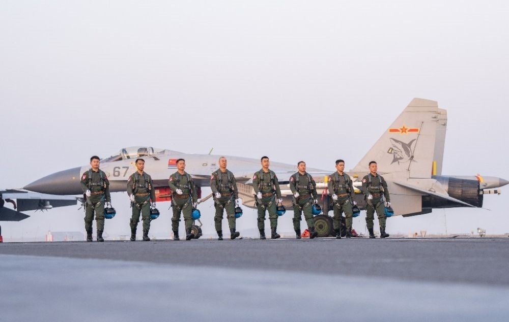 ↑海軍航空大學某基地艦載機飛行教官群體（2021年12月11日攝）。新華社發(fā)（萬全 攝）