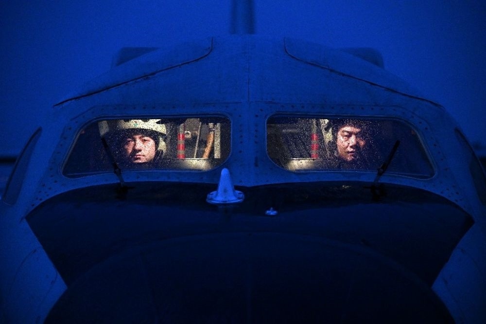 ↑空軍航空兵某團飛行二大隊飛行員準備夜間飛行（2023年2月17日攝）。新華社發(fā)（余紅春 攝）