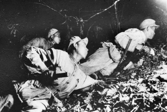 在1952年秋季的上甘嶺戰(zhàn)役中，堅守在坑道里的戰(zhàn)士準(zhǔn)備夜間出擊。新華社發(fā)（資料照片）