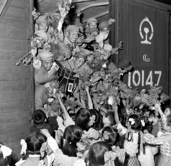 1954年，中國人民志愿軍歸國部隊抵達(dá)安東（今遼寧丹東），受到少先隊員的熱烈歡迎。新華社記者 王純德攝
