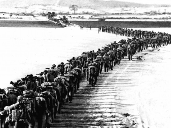 1950年，美帝國主義把侵略的戰(zhàn)火燒到了鴨綠江邊。為保家衛(wèi)國，中國人民的優(yōu)秀兒女組織起志愿軍，跨過鴨綠江，與朝鮮軍民一道英勇打擊美國侵略軍。新華社發(fā)（資料照片）