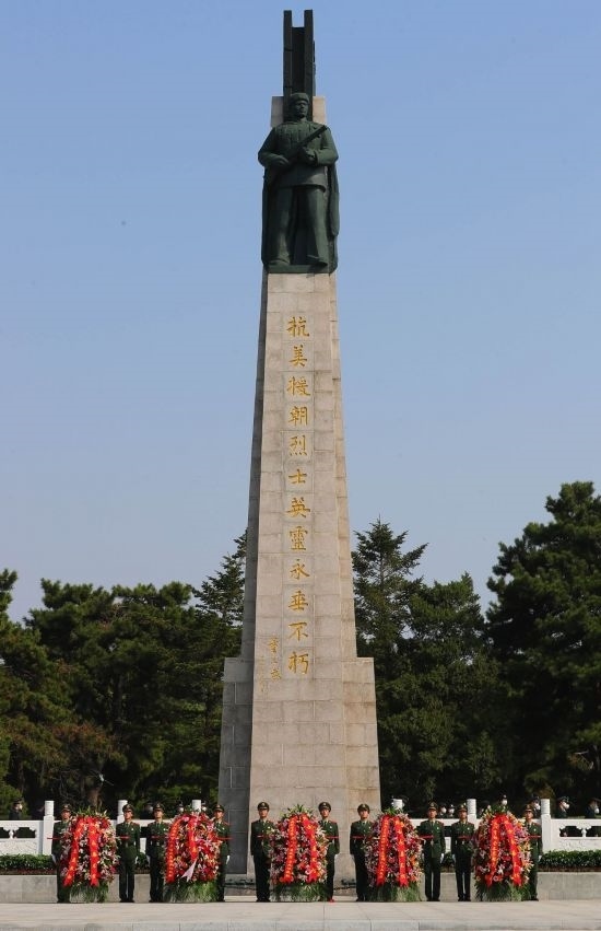 2022年9月30日，遼寧省暨沈陽市向烈士紀(jì)念碑敬獻(xiàn)花籃儀式在沈陽抗美援朝烈士陵園紀(jì)念碑廣場舉行。新華社記者 楊青 攝