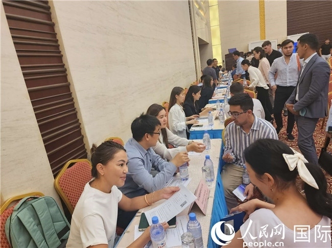 圖為中企代表與哈留華畢業(yè)生現(xiàn)場交流。人民網(wǎng)記者 李強攝