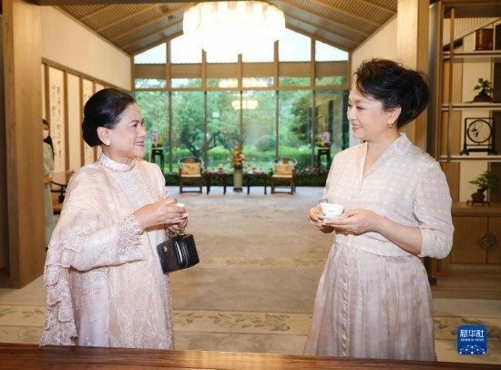  7月27日下午，國家主席習(xí)近平夫人彭麗媛在四川成都會見陪同印度尼西亞總統(tǒng)佐科來華出席第31屆世界大學(xué)生夏季運動會開幕式并訪華的總統(tǒng)夫人伊莉亞娜。這是彭麗媛邀請伊莉亞娜觀看茶藝表演，并同伊莉亞娜親切茶敘。新華社記者 丁林 攝