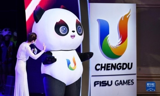 7月29日，成都大運(yùn)會吉祥物“蓉寶”在聯(lián)歡會現(xiàn)場。新華社記者 張端 攝