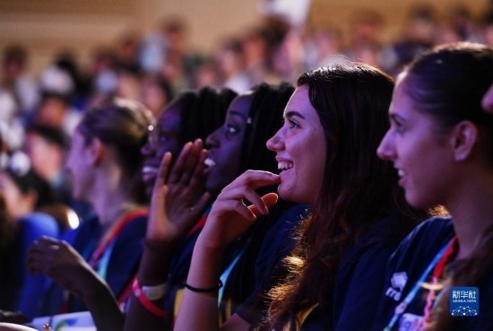 7月29日，外國運(yùn)動員在聯(lián)歡會現(xiàn)場觀看節(jié)目。新華社記者 張端 攝