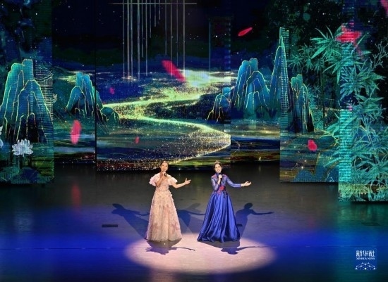 7月29日，演員在聯(lián)歡會現(xiàn)場演唱。新華社記者 蔡湘鑫 攝