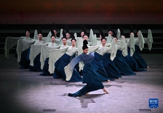 7月29日，演員在聯(lián)歡會現(xiàn)場表演《只此青綠》。新華社記者 蔡湘鑫 攝