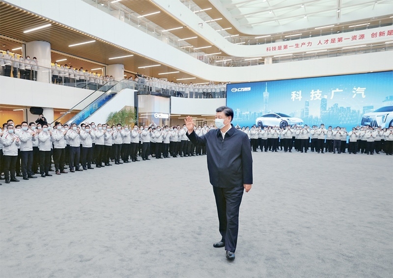 2023年4月10日至13日，中共中央總書記、國家主席、中央軍委主席習近平在廣東考察。這是12日下午，習近平在廣汽研究院向職工們揮手致意。 新華社記者 鞠鵬/攝