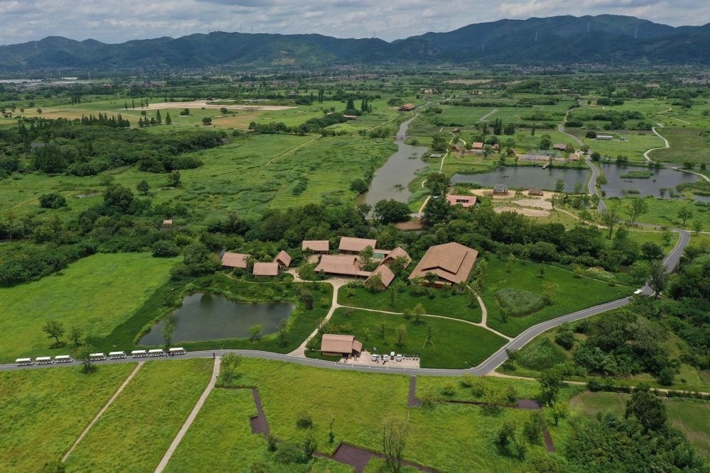 這是在浙江省杭州市余杭區(qū)拍攝的良渚古城遺址公園（2022年7月6日攝，無人機(jī)照片）。新華社記者 黃宗治 攝