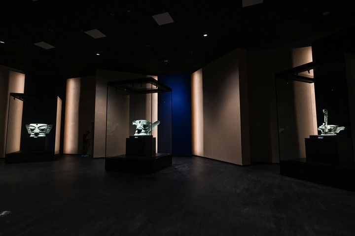7月26日在三星堆博物館新館拍攝的展品。新華社記者 王曦 攝