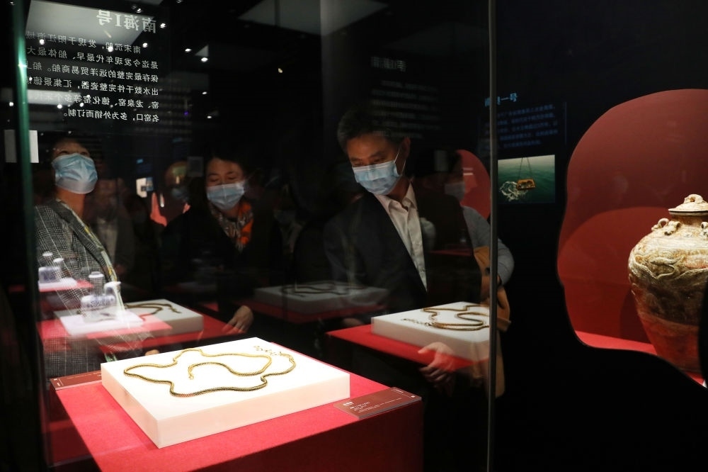 參觀者在上海臨港新城的中國航海博物館航海文物展上的“南海一號(hào)”出水的宋代金項(xiàng)飾展柜前駐足觀看（2020年12月28日攝）。新華社記者 方喆 攝