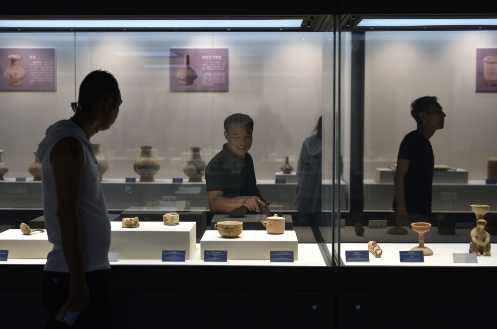 游人在廣西合浦縣漢代文化博物館內(nèi)參觀（2019年5月24日攝）。新華社記者 魯鵬 攝