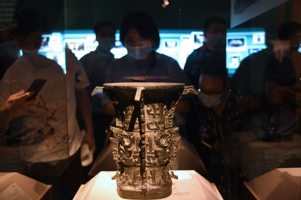 觀眾在北京中國國家博物館“宅茲中國——寶雞出土青銅器與金文精華”展上參觀西周早期禮器何尊（2020年8月14日攝）。新華社記者 金良快 攝