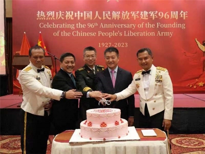 圖為陸慷大使與印尼貴賓共切生日蛋糕。中國(guó)駐印度尼西亞使館供圖