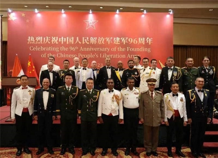 圖為徐勝武官與參加招待會(huì)的各國(guó)武官、武官處代表合影。中國(guó)駐印度尼西亞使館供圖
