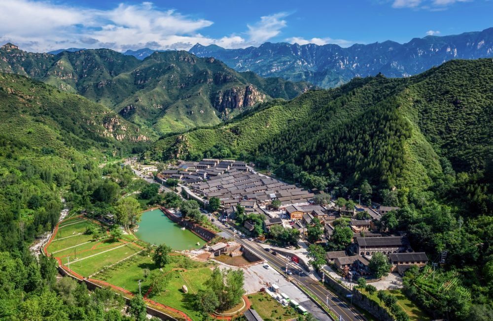 這是2021年7月23日拍攝的河北省阜平縣駱駝灣村景色（無(wú)人機(jī)照片）。新華社記者 朱旭東 攝