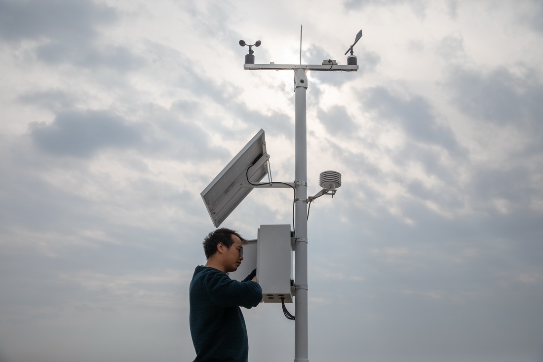 在北大荒集團(tuán)閆家崗農(nóng)場有限公司農(nóng)業(yè)現(xiàn)代化示范區(qū)，工作人員在調(diào)試氣象設(shè)備（4月27日攝）。新華社記者 張濤 攝