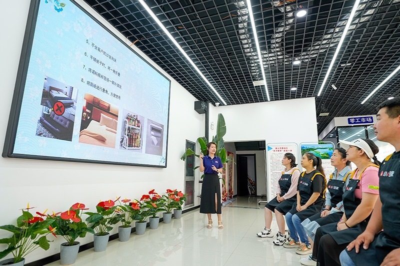 2023年7月2日，河北省唐山市路南區(qū)初心家園零工市場(chǎng)服務(wù)站的工作人員在對(duì)求職者進(jìn)行家政技能培訓(xùn)。