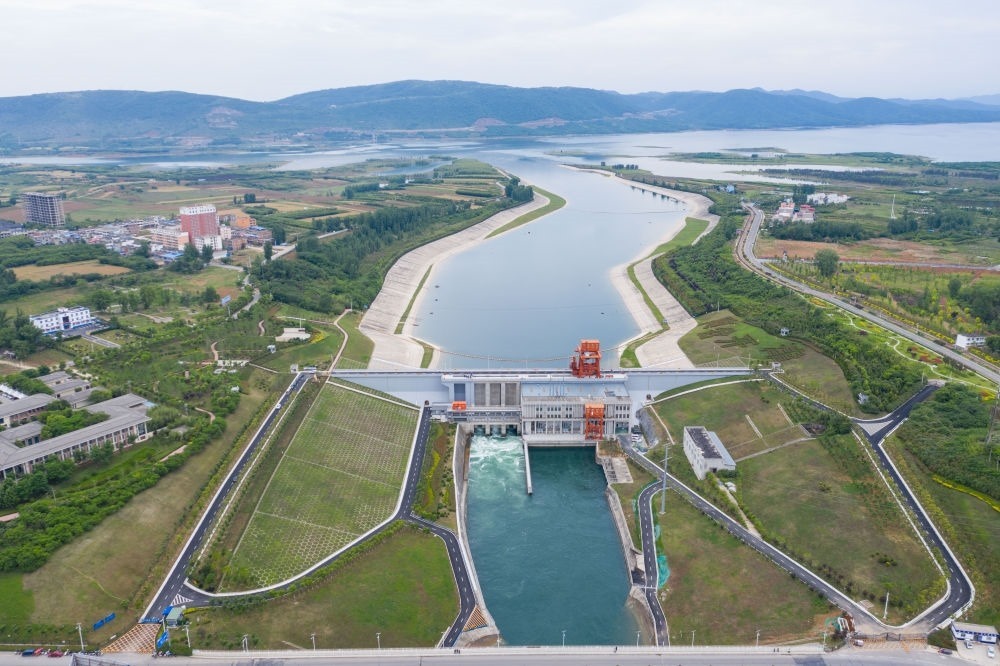 這是2021年5月20日在河南省南陽市淅川縣拍攝的南水北調(diào)中線工程陶岔渠首（無人機照片）。新華社記者 才揚 攝