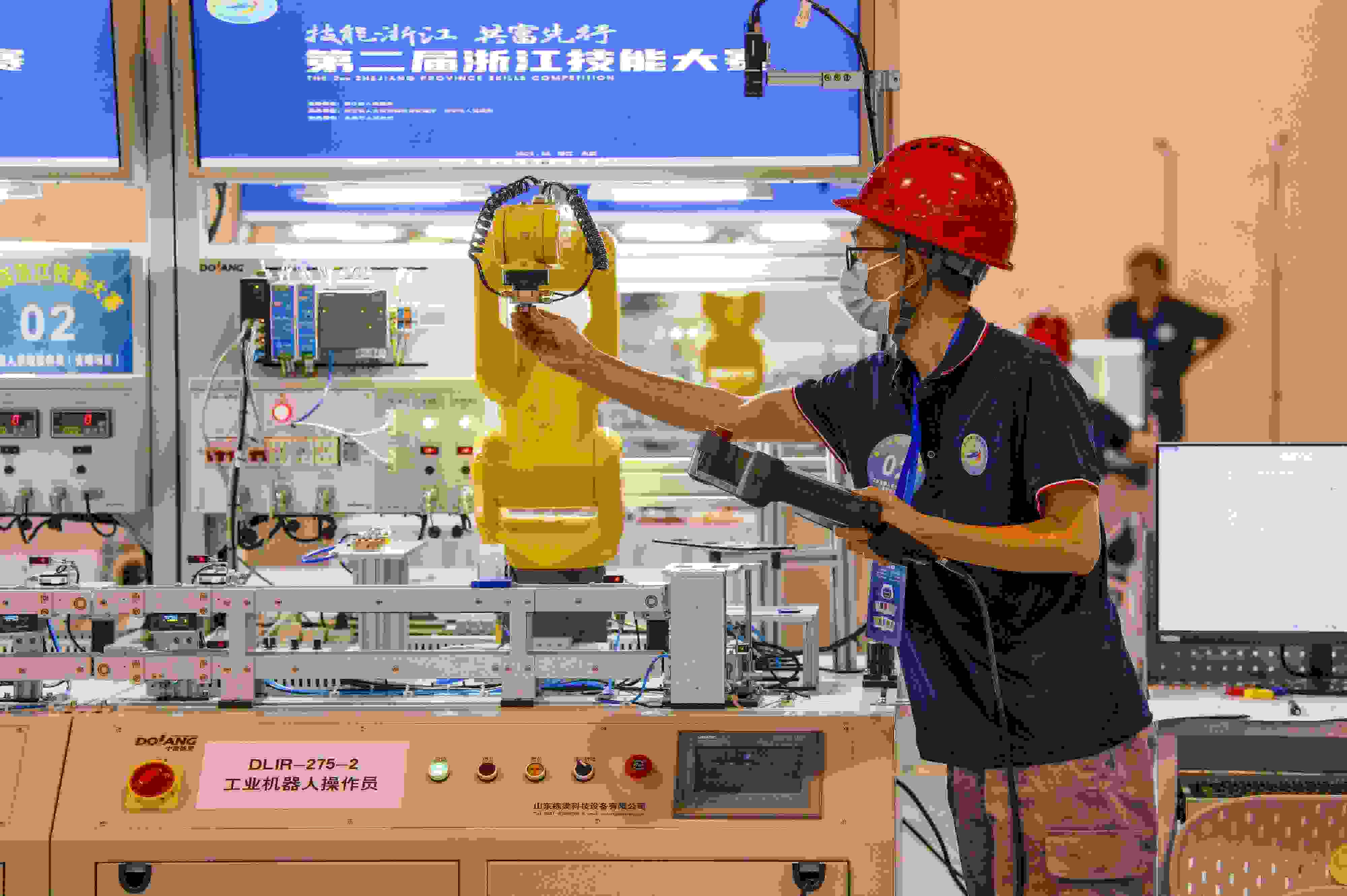 2023年6月19日，第二屆浙江技能大賽在永康市國(guó)際會(huì)展中心舉行。參賽選手在進(jìn)行工業(yè)機(jī)器人系統(tǒng)操作員項(xiàng)目比賽。