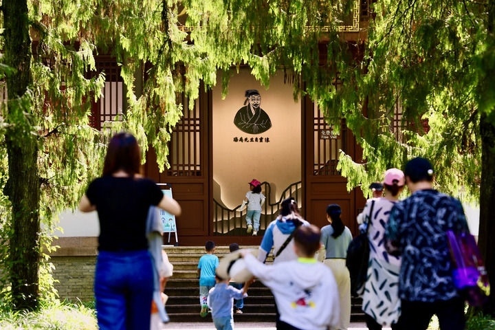 游客參觀位于福建武夷山朱熹園的武夷精舍（2022年6月6日攝）。新華社記者 姜克紅 攝