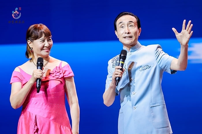 小品表演藝術(shù)家鞏漢林、金珠在演出現(xiàn)場。主辦方供圖