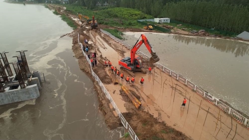 中部戰(zhàn)區(qū)陸軍第82集團軍“鐵軍旅”官兵在河北省高碑店市白溝河任務(wù)區(qū)加固岸堤（8月2日攝）。新華社發(fā)（鄧青華 攝）