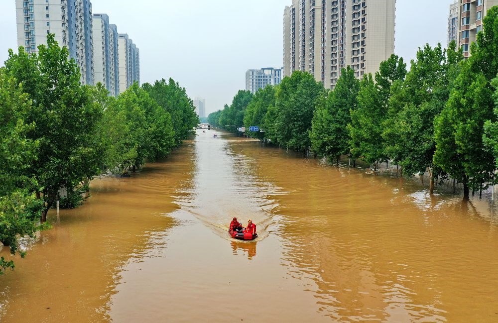 救援人員在河北省涿州市市區(qū)乘坐沖鋒舟前去轉(zhuǎn)移受災(zāi)群眾（8月2日攝，無人機照片）。新華社記者 牟宇 攝