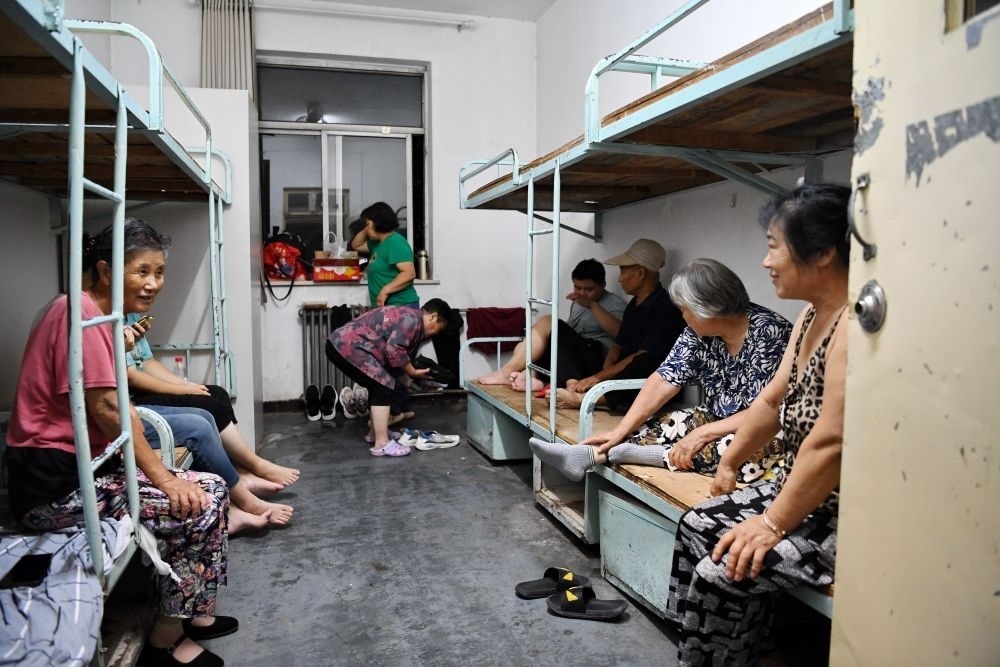 群眾在河北省涿州市職教中心安置點內(nèi)休息（8月1日攝）。新華社記者 牟宇 攝