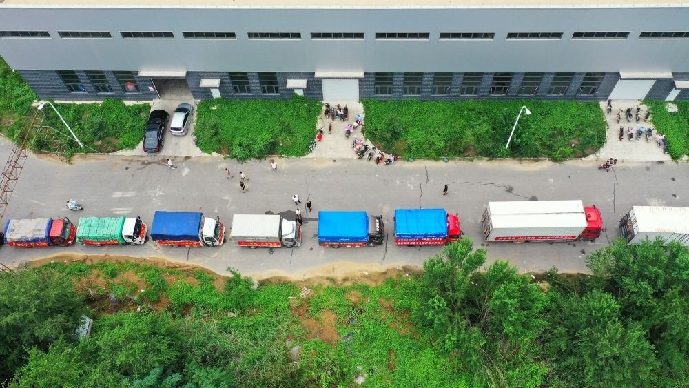在河北省涿州市鋼研物資儲備點外，運送物資的車輛排起長隊（8月5日攝，無人機照片）。新華社記者 牟宇 攝