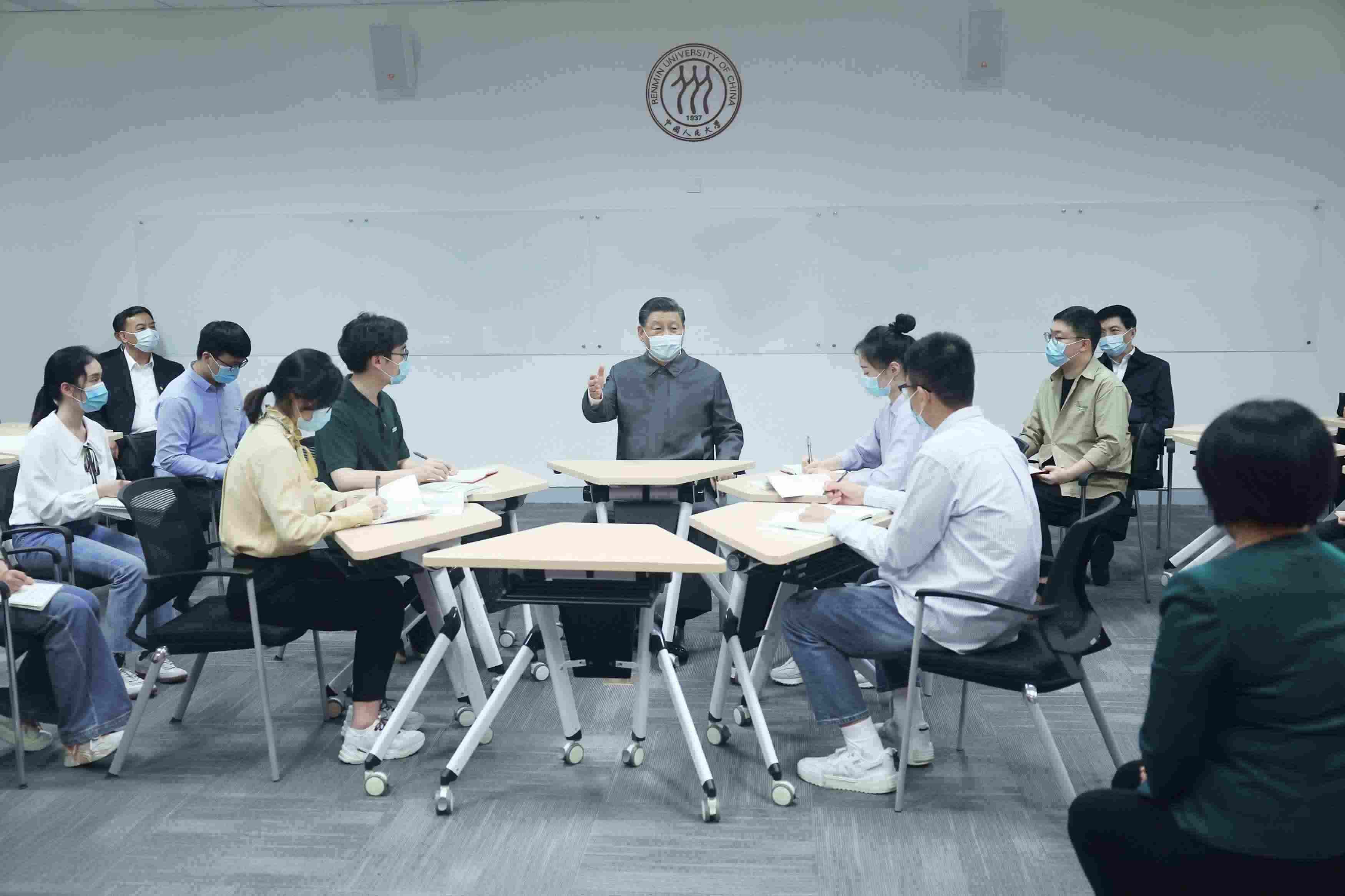 2022年4月25日，習(xí)近平總書記來到中國人民大學(xué)考察調(diào)研。這是總書記在立德樓觀摩思政課智慧教室現(xiàn)場教學(xué)并參與討論。
